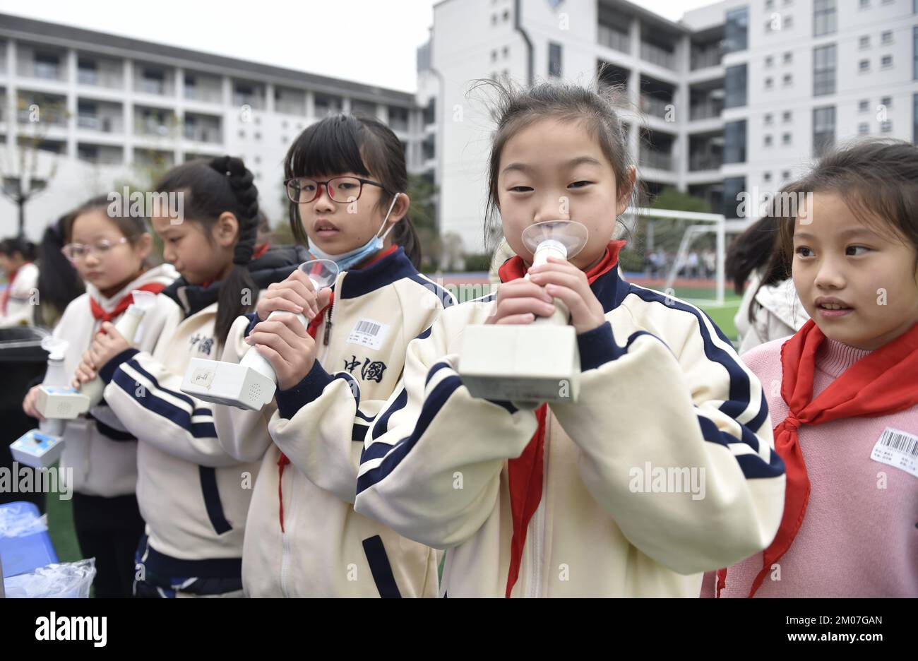 HEFEI, CHINA - 5. DEZEMBER 2022 - Grundschüler nehmen an verschiedenen Sportaktivitäten Teil, um fit zu bleiben in Hefei, Provinz Anhui, China, 5. Dezember 2 Stockfoto