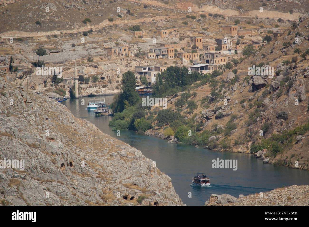 Ein verlassenes historisches Dorf, das zum Minarett der Moschee gehört, befindet sich unter Wasser in Halfeti Sanliurfa und kann vom alten schloss rumpale aus gesehen werden Stockfoto