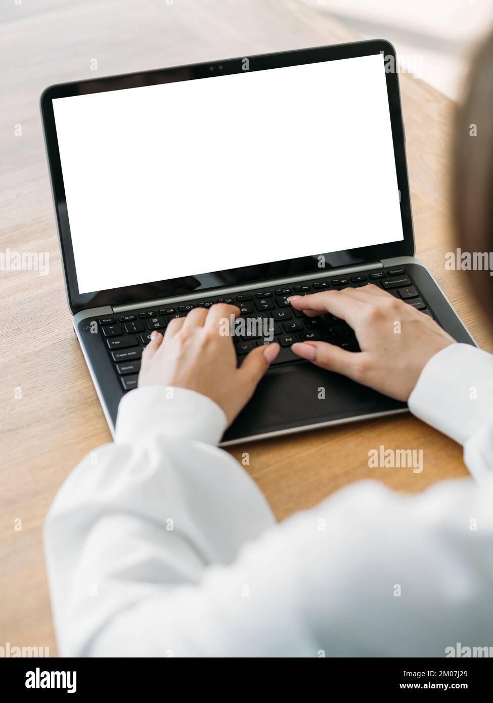 Arbeitende Frau Computer-Mockup Remote Job Stockfoto