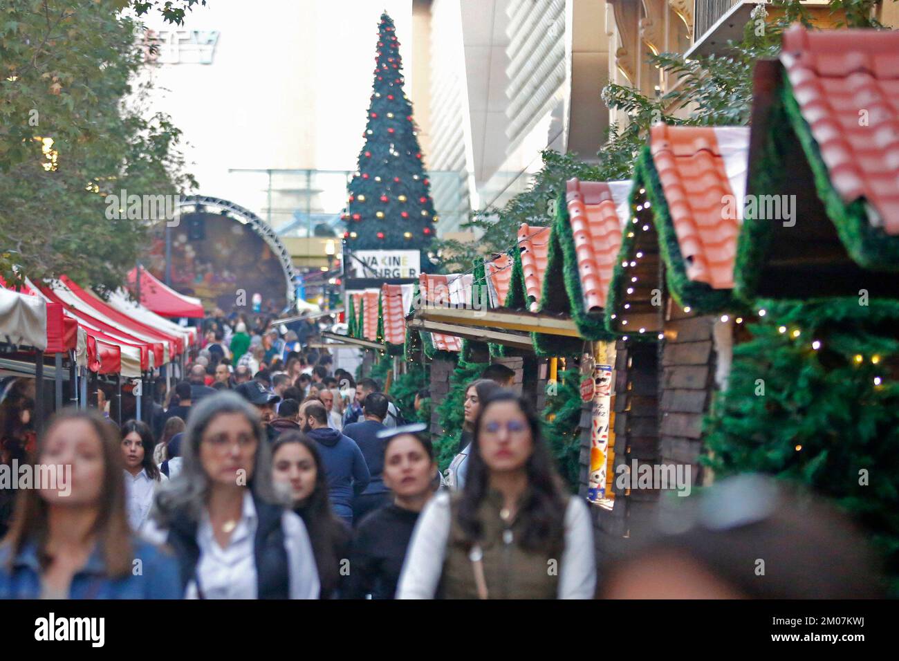 Beirut, Libanon. 4.. Dezember 2022. Am 4. Dezember 2022 findet in der Innenstadt von Beirut, Libanon, Weihnachtsdekorationen statt. Kredit: Bilal Jawich/Xinhua/Alamy Live News Stockfoto
