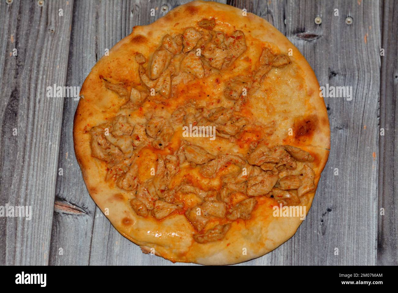 Traditionelle arabische syrische Küche mit einem gebackenen Snack namens Manakish, einem Brot aus dem Mittleren Osten, ähnlich einer Pizza gefüllt mit Hühnerstücken wie einem Sandwich Stockfoto