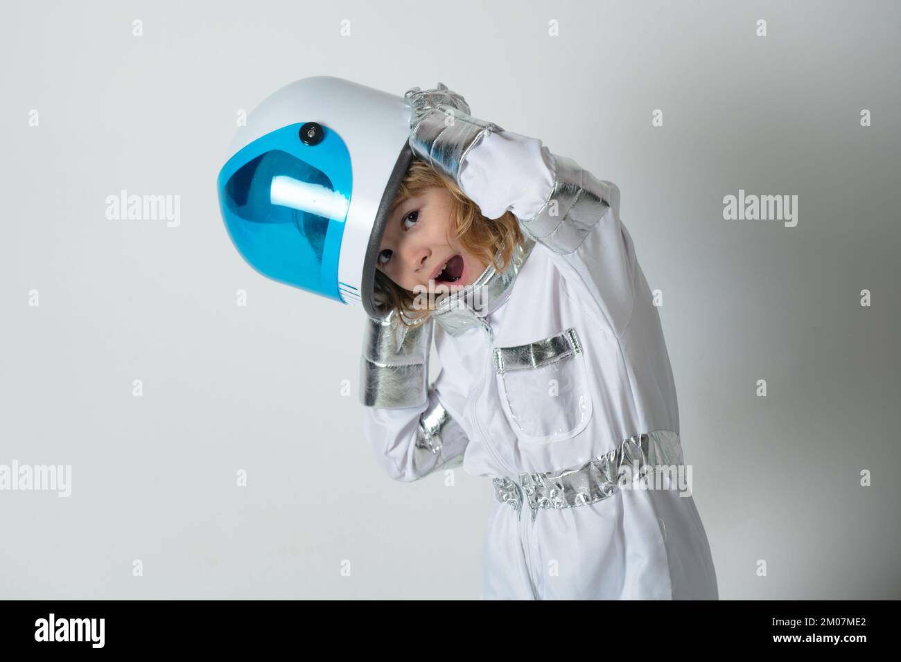 Porträt eines wunderbaren kleinen Astronauten in Helm und Schutzanzug. Lustiger kleiner Astronaut. Stockfoto