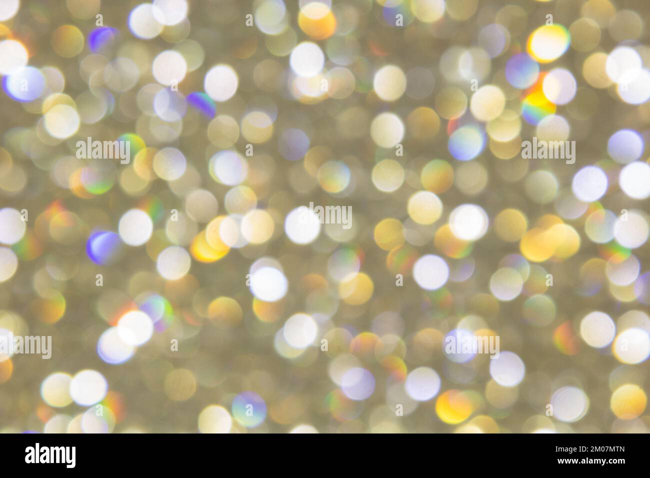 Verschwommene Lichter von Edelsteinen, Diamanten. Hintergrund für glamouröse Modefotos. Bokeh-Werbeplakat. Stockfoto