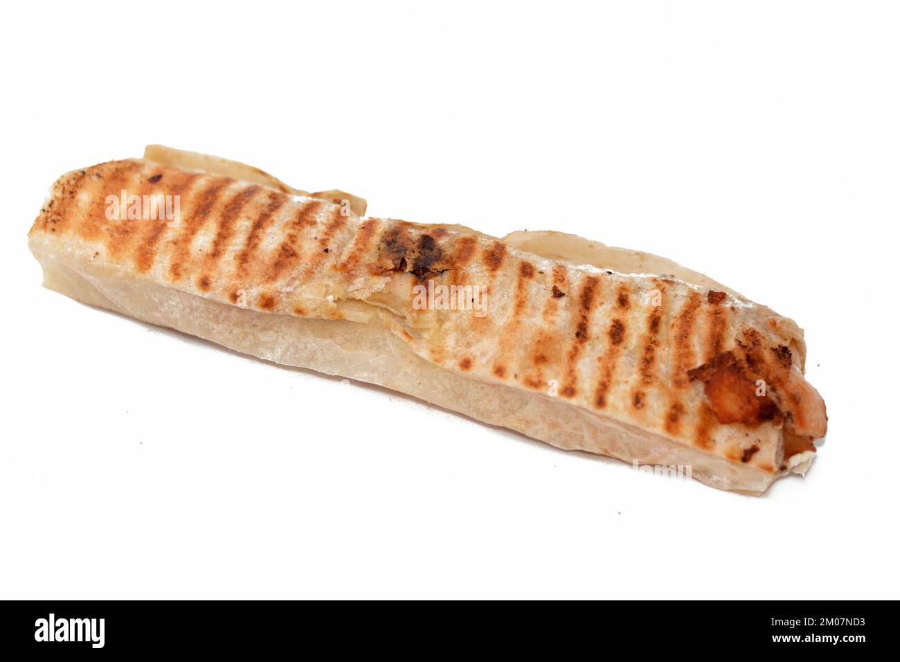 Syrisches Rezept Küche Hintergrund, Huhn Shawerma oder Shawarma Tortilla Wrap mit Zwiebeln, Tomaten, Salat und Knoblauchsauce in syrischem Brot isoliert auf Stockfoto