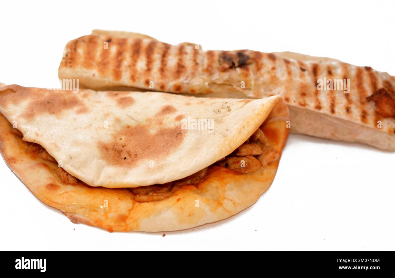 Syrische Küche mit Hühnershawerma oder Shawarma-Tortilla, eingewickelt in syrisches Brot und gebackener Snack namens Manakish, ein ähnliches Brot aus dem Nahen Osten wie Pizz Stockfoto