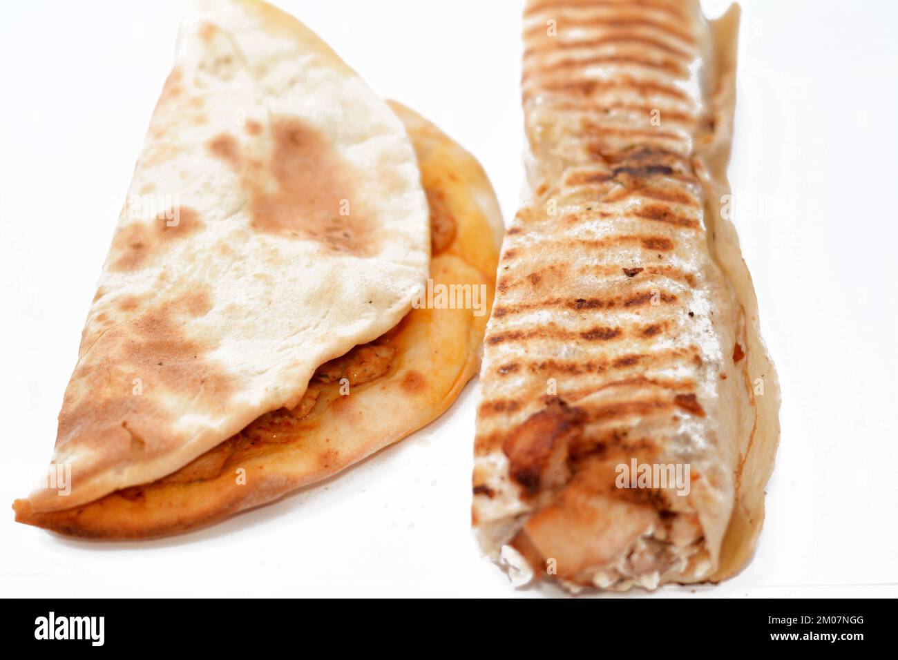 Syrische Küche mit Hühnershawerma oder Shawarma-Tortilla, eingewickelt in syrisches Brot und gebackener Snack namens Manakish, ein ähnliches Brot aus dem Nahen Osten wie Pizz Stockfoto