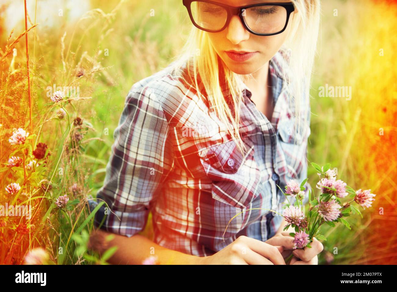 Tage voller Launen. Wunderschöner junger Hipster auf einem Feld - Lomo-Fotografie. Stockfoto