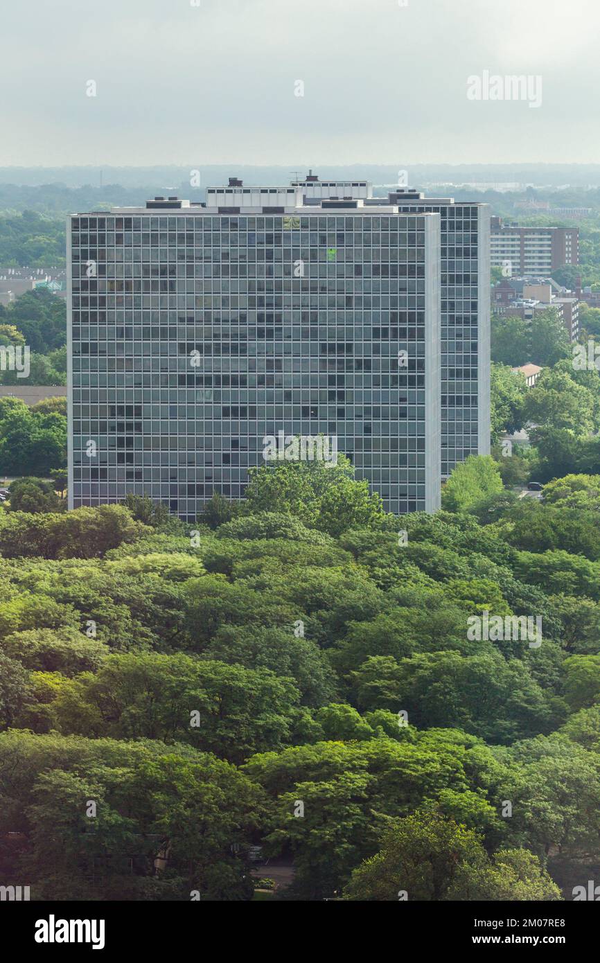 Die zwei Wohnblocks der „Lafayette Towers“ in der Orleans Street 1301 in der Nähe der East Lafayette Street in Detroit, MI 48207, USA. Stockfoto