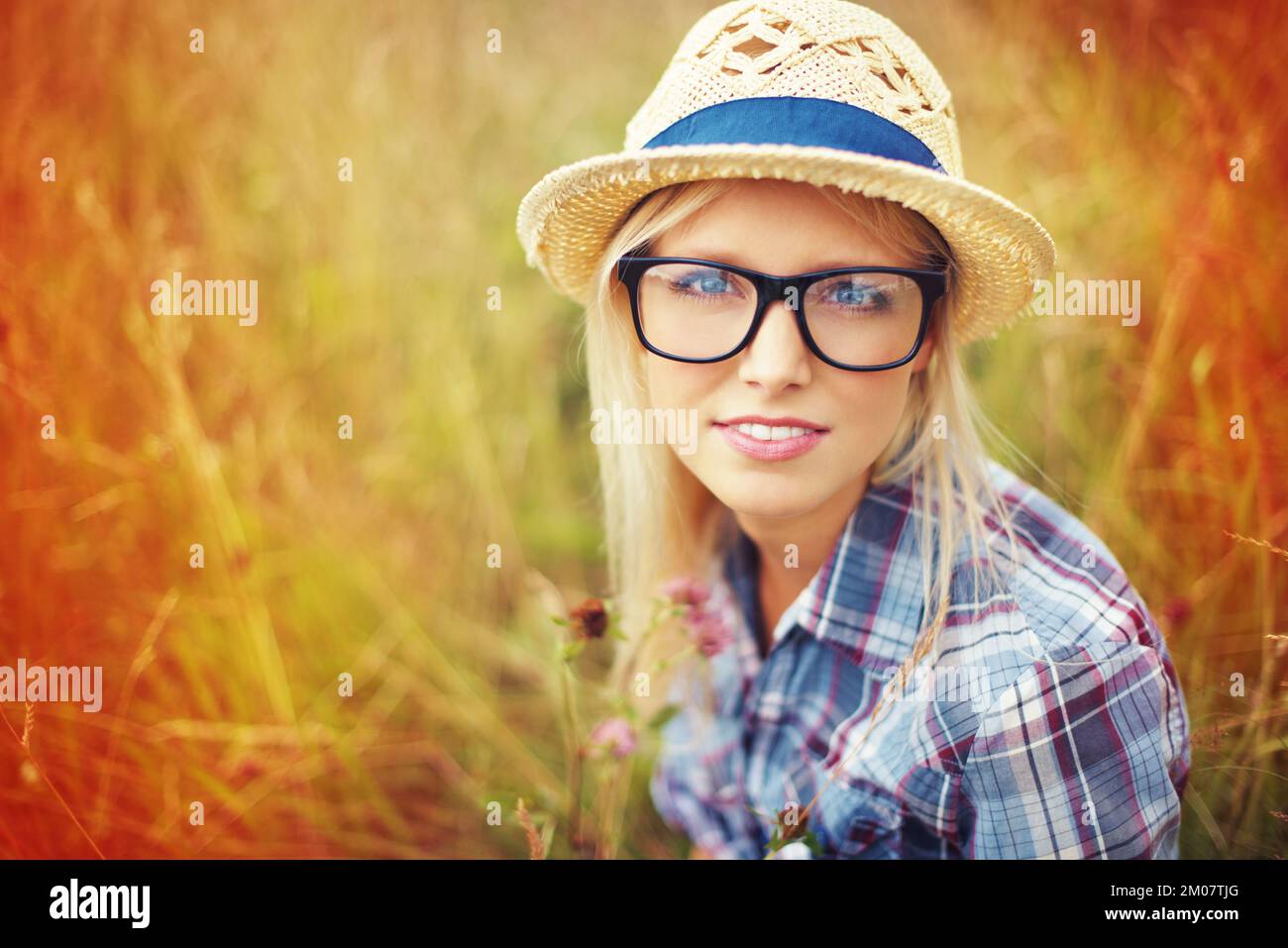 Sie ist eine natürliche Schönheit. Wunderschöner junger Hipster auf einem Feld - Lomo-Fotografie. Stockfoto