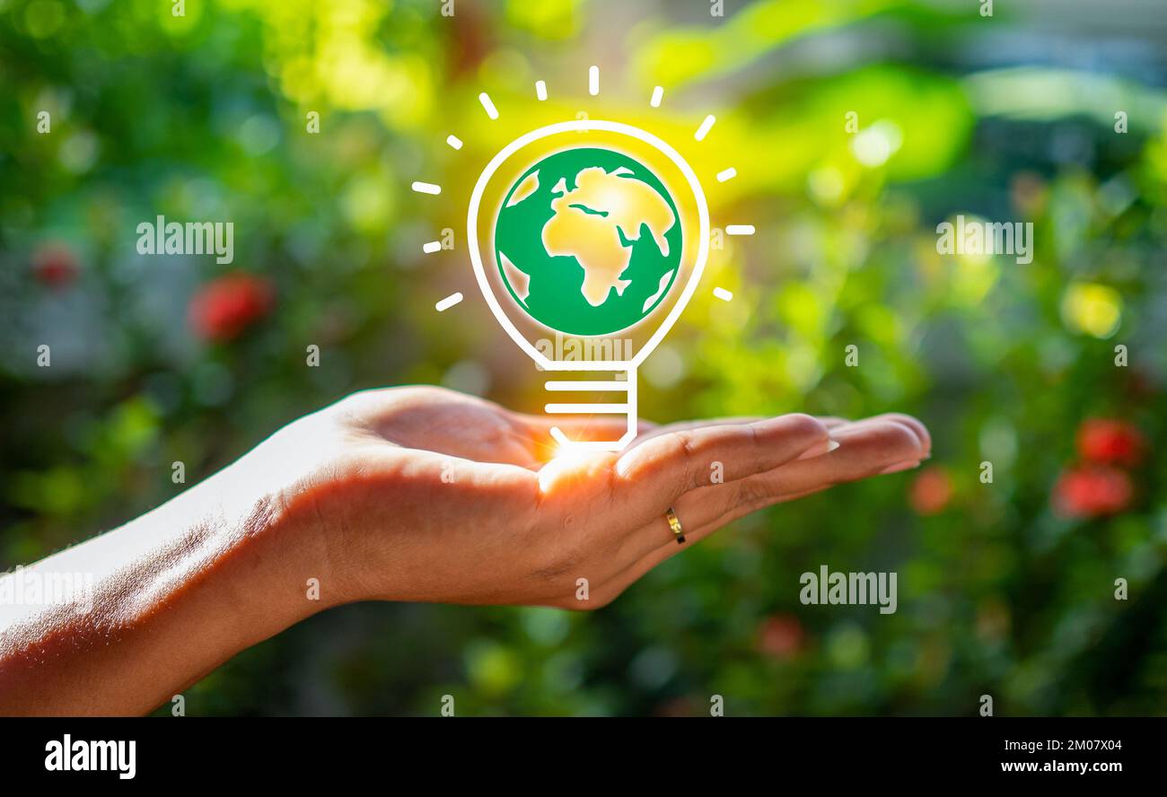 Menschliche Hand und Modell Erde Symbol.stellt Hilfe beim Schutz der Umwelt dar.Weltspeicher Konzept. Stockfoto