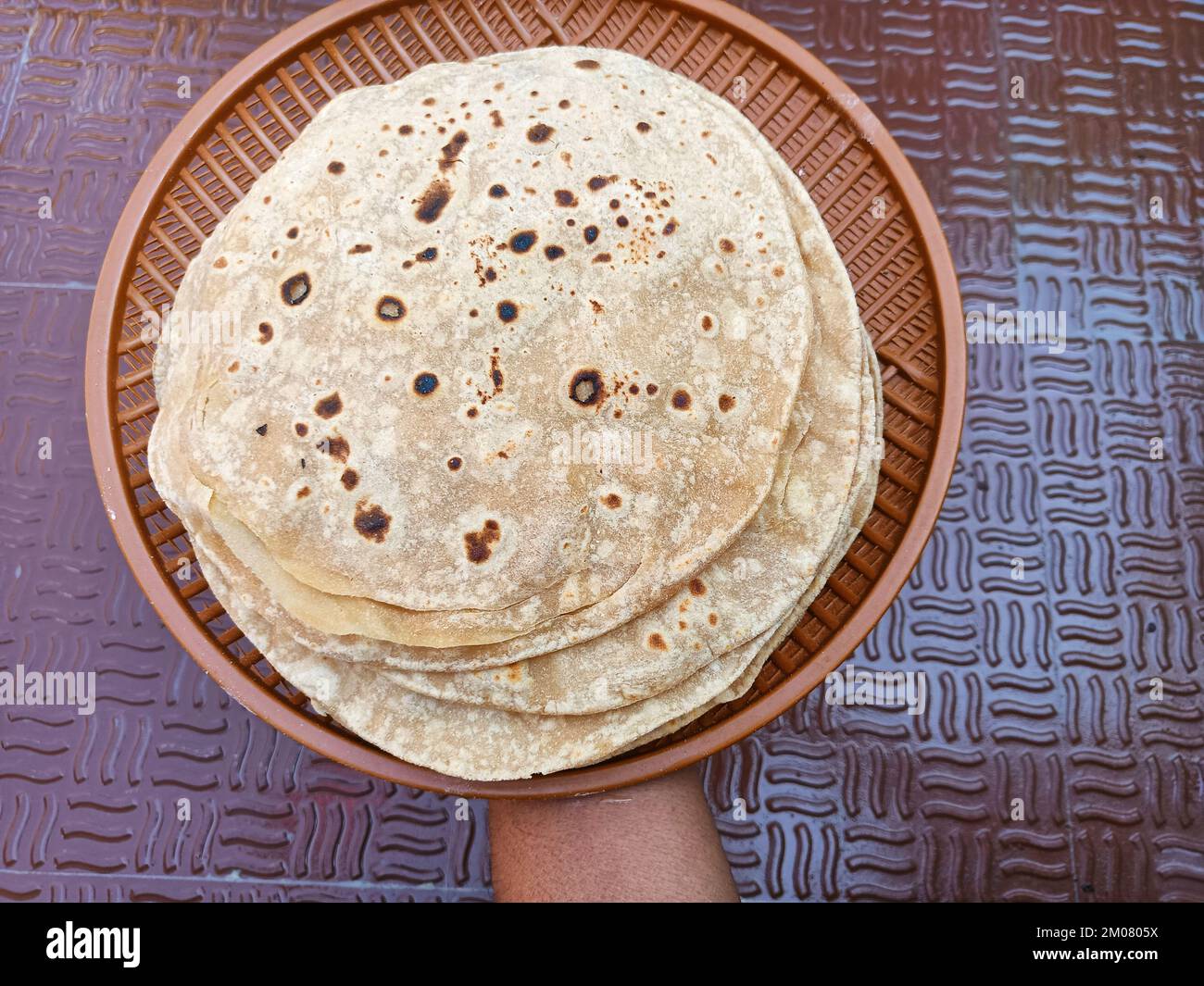 Chapati, auch bekannt als Roti, Rotli, Safati, Shabaati, Phulka, chapo ...