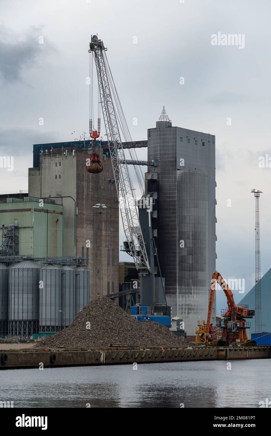 Industriekräne und -Gebäude im Hafen von Halmstad, selektiver Schwerpunkt Stockfoto