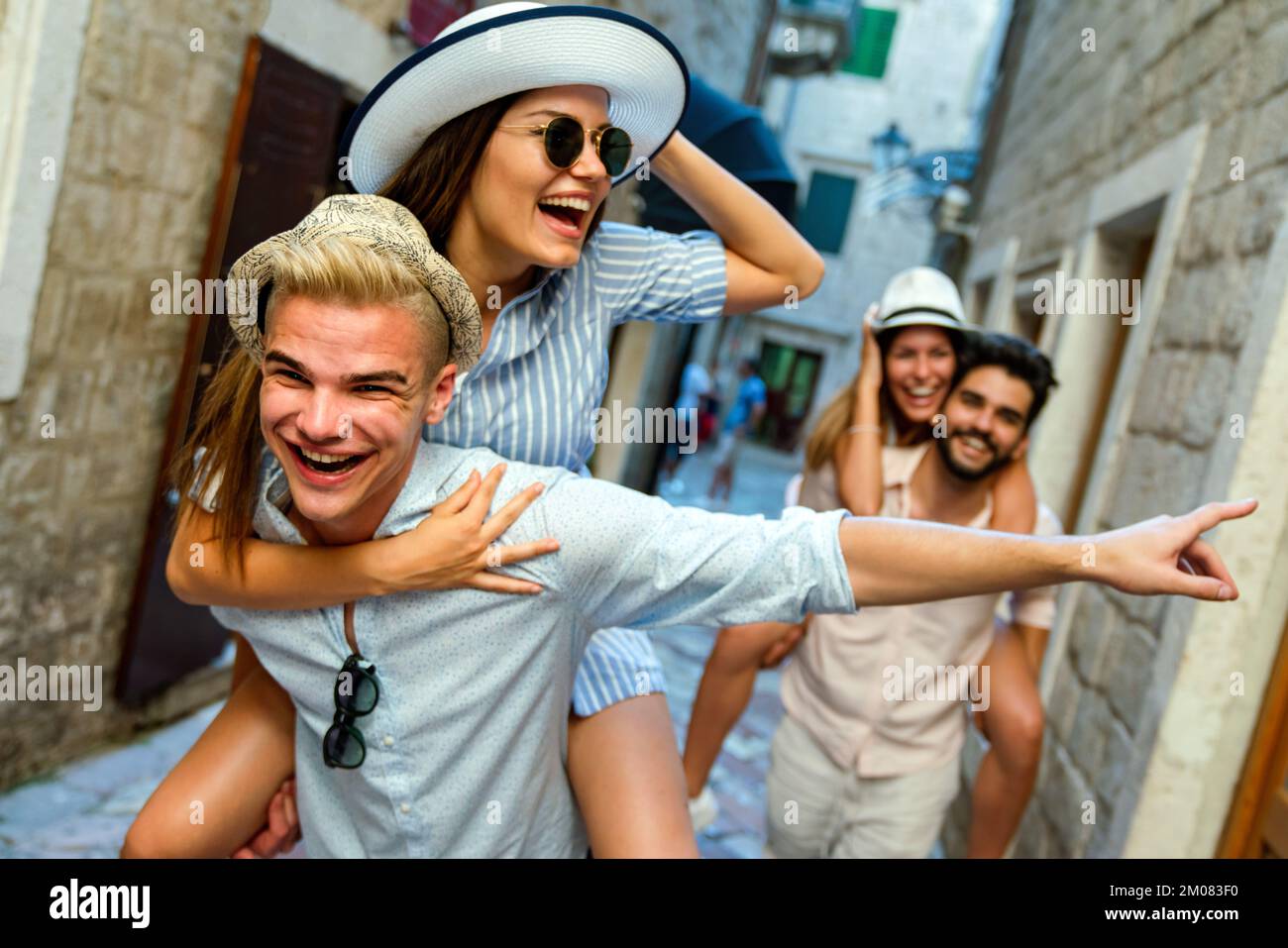 Eine Gruppe von glücklichen Freunden, die gemeinsam reisen und Sommerferien verbringen. Stockfoto Eine Gruppe von glücklichen Freunden, die gemeinsam reisen und Sommerferien verbringen. Stockfoto