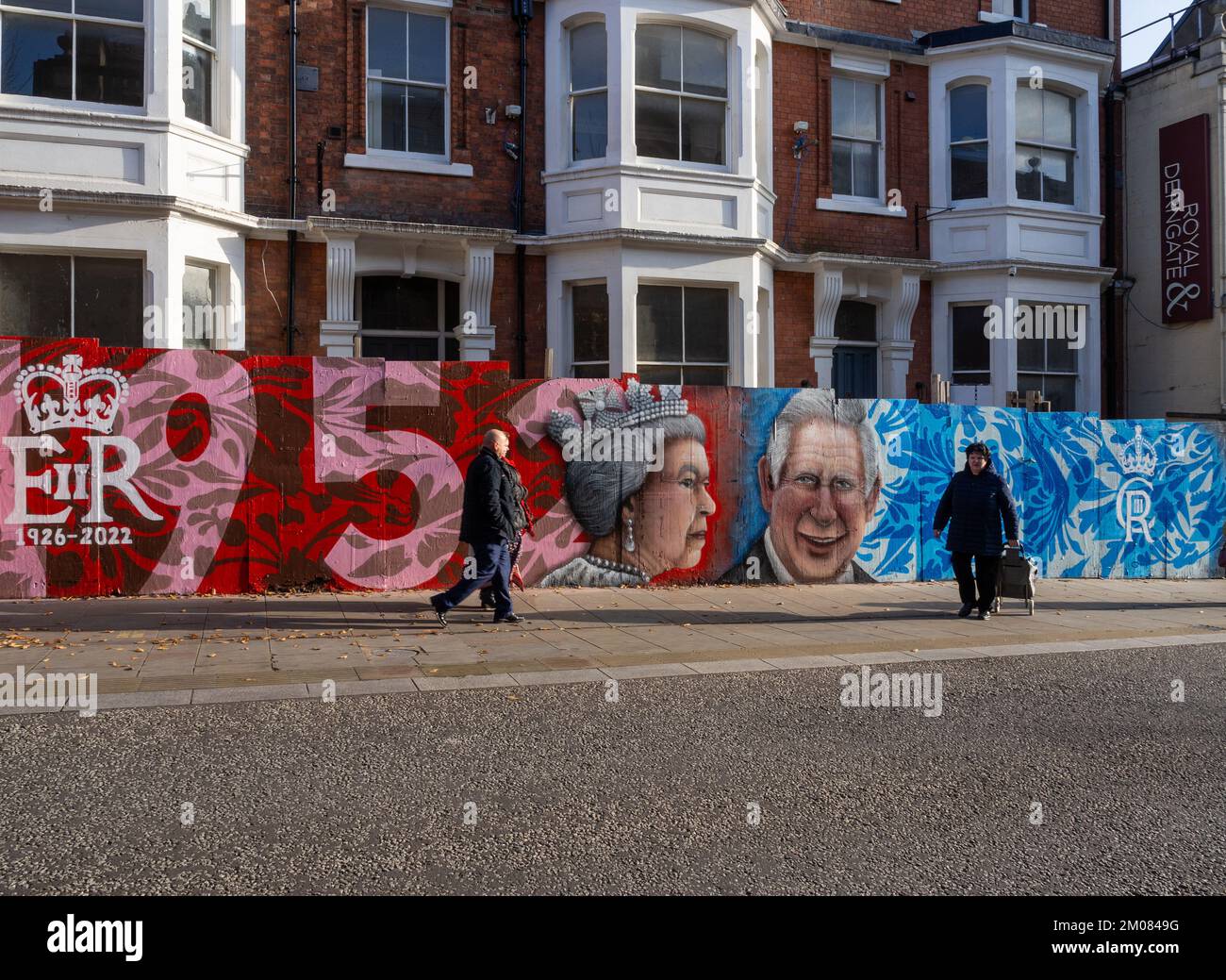 Northampton, Großbritannien; ein vom rat in Auftrag gegebenes Wandbild für die verstorbene Königin Elizabeth II. Und den neuen König Karl III., enthüllt am 2. Dezember 2022. Stockfoto