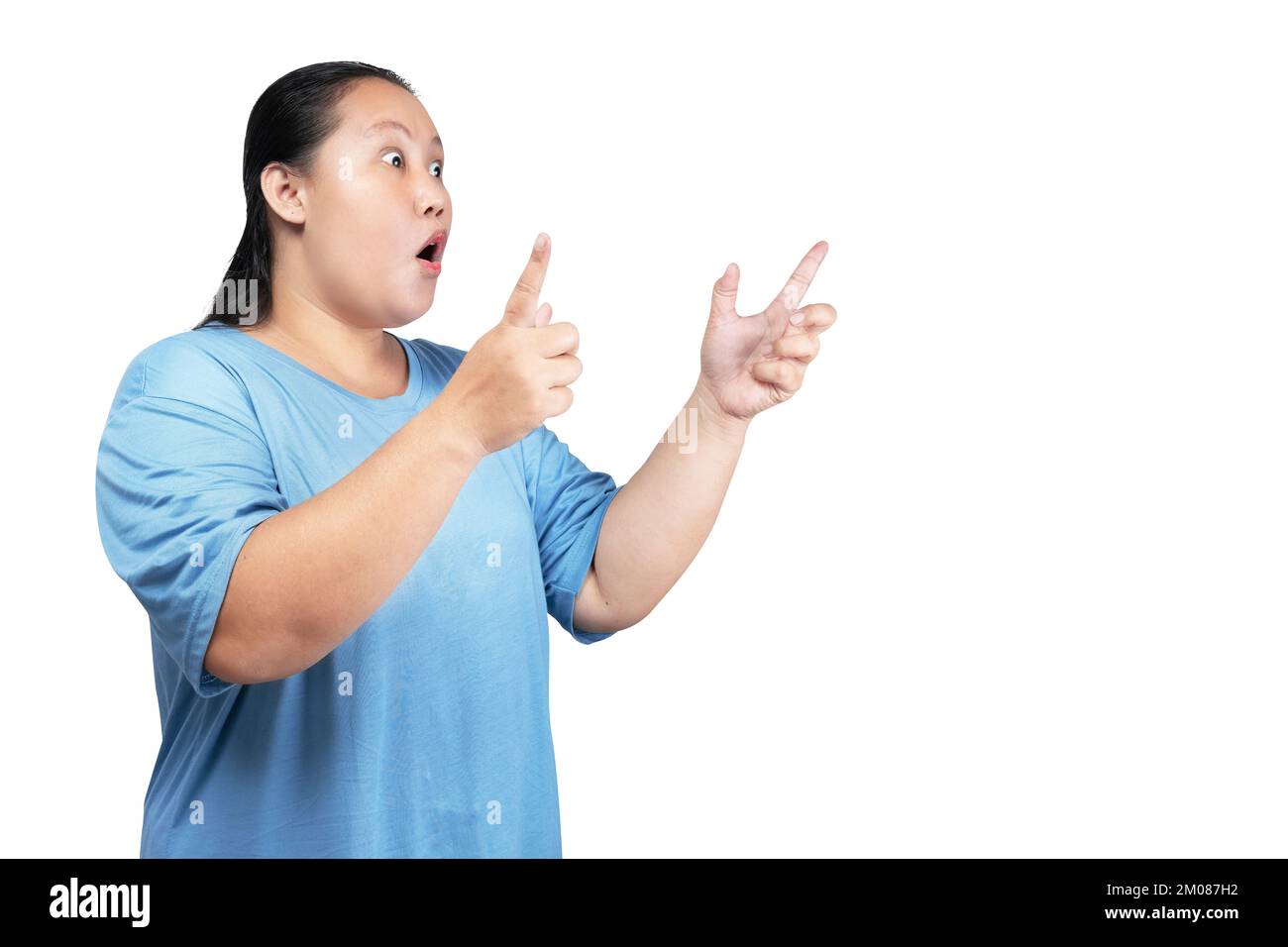 Asiatische Fettübergewichtige Frau mit schockiertem Ausdruck isoliert auf weißem Hintergrund Stockfoto