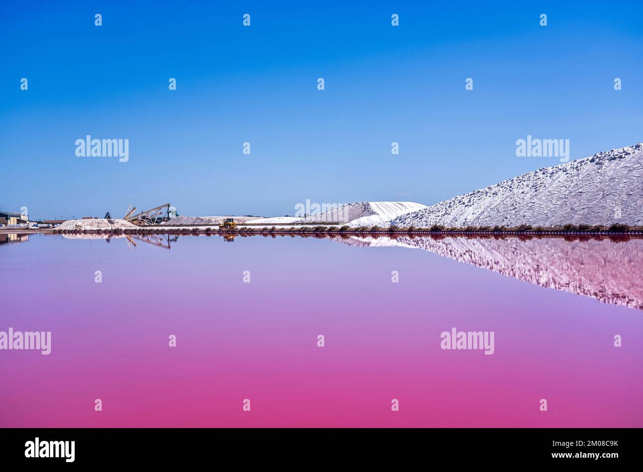 Die Salzproduktion, die rosafarbene Lagune und die Hügel im Mittelmeer befinden sich in Aigues-Mortes. Camargue, Frankreich. Fotos in hoher Qualität Stockfoto