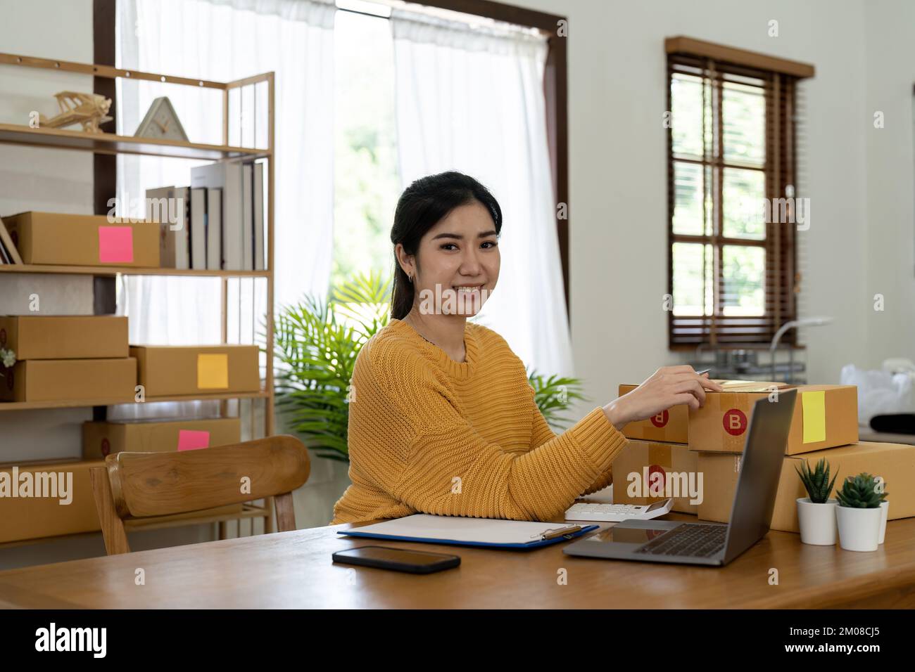 Start-up-Unternehmen Kleinunternehmer online KMU oder freiberufliche Frau, die zu Hause arbeitet Concept, junger asiatischer Kleinunternehmer im Home Office, online Stockfoto
