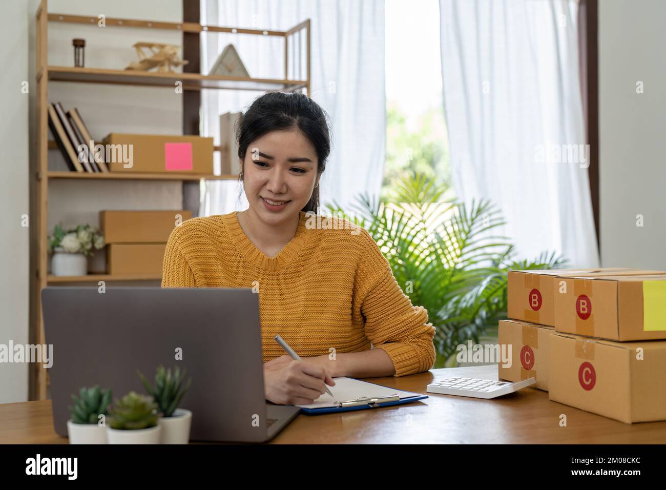 Start-up-Unternehmen Kleinunternehmer online KMU oder freiberufliche Frau, die zu Hause arbeitet Concept, junger asiatischer Kleinunternehmer im Home Office, online Stockfoto