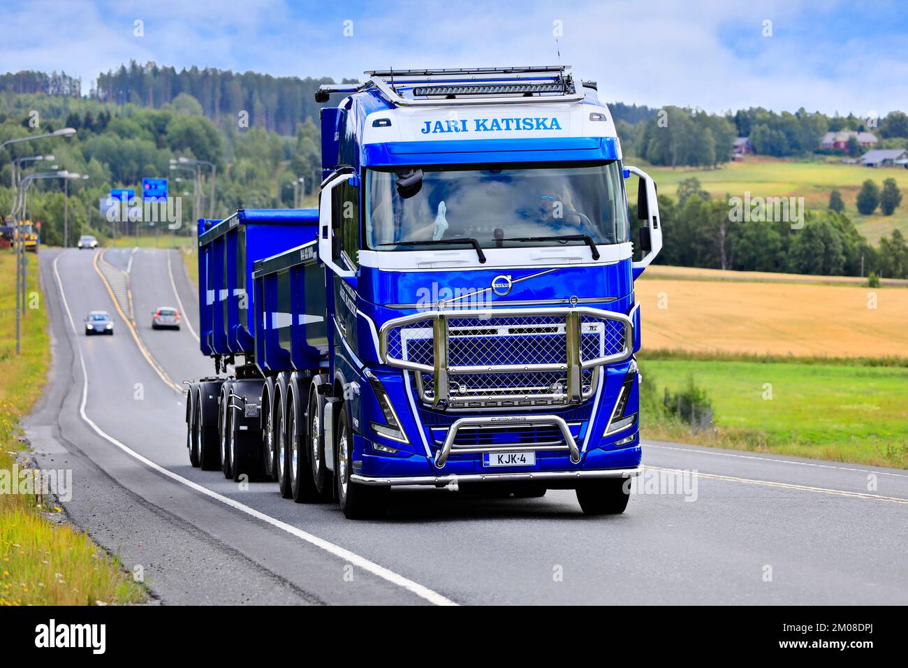 Wunderschön personalisierter, blauweißer Volvo FH16-Lkw-Kassettenwagen Jari Katiska Oy auf dem Highway 3 in Pirkanmaa, Finnland. 11. August 2022. Stockfoto