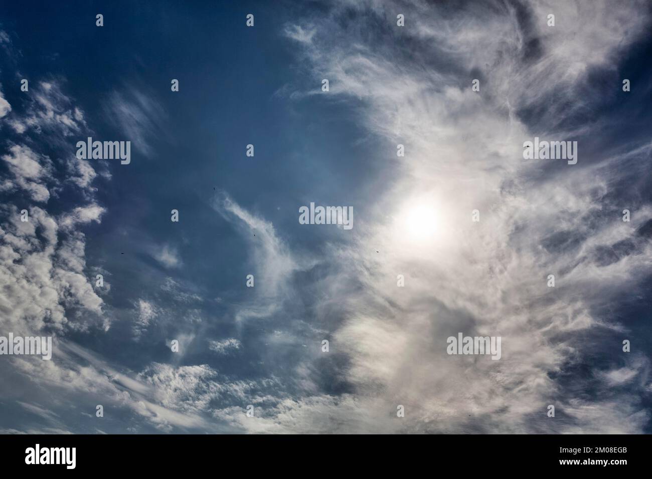 Sonne hinter Schleierwolken, sonniges Wetter, blauer Himmel, Tapete, Mecklenburg-Vorpommern, Deutschland, Europa Stockfoto