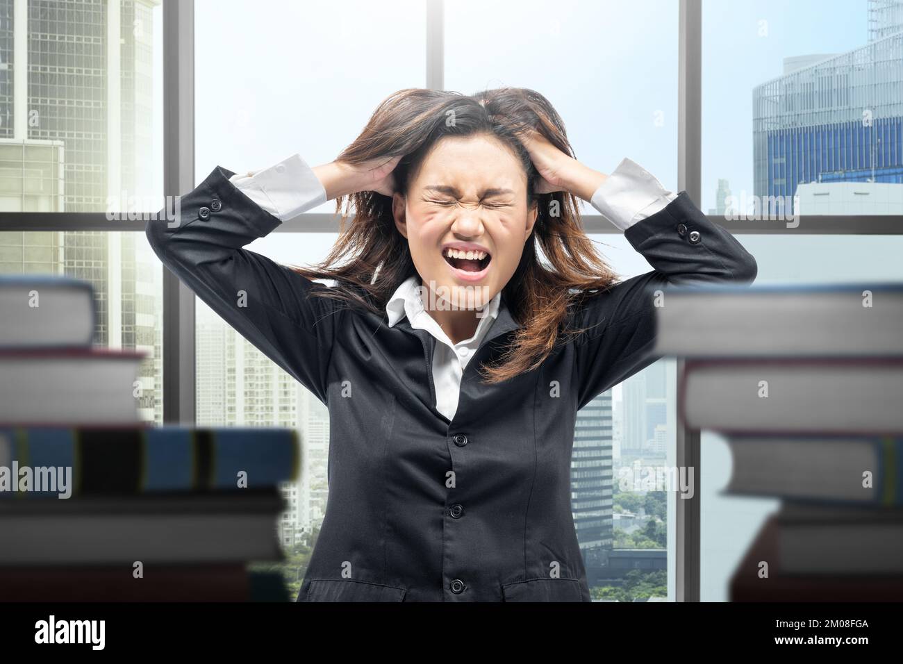 Asiatische Geschäftsfrau mit frustriertem Ausdruck am Arbeitsplatz Stockfoto