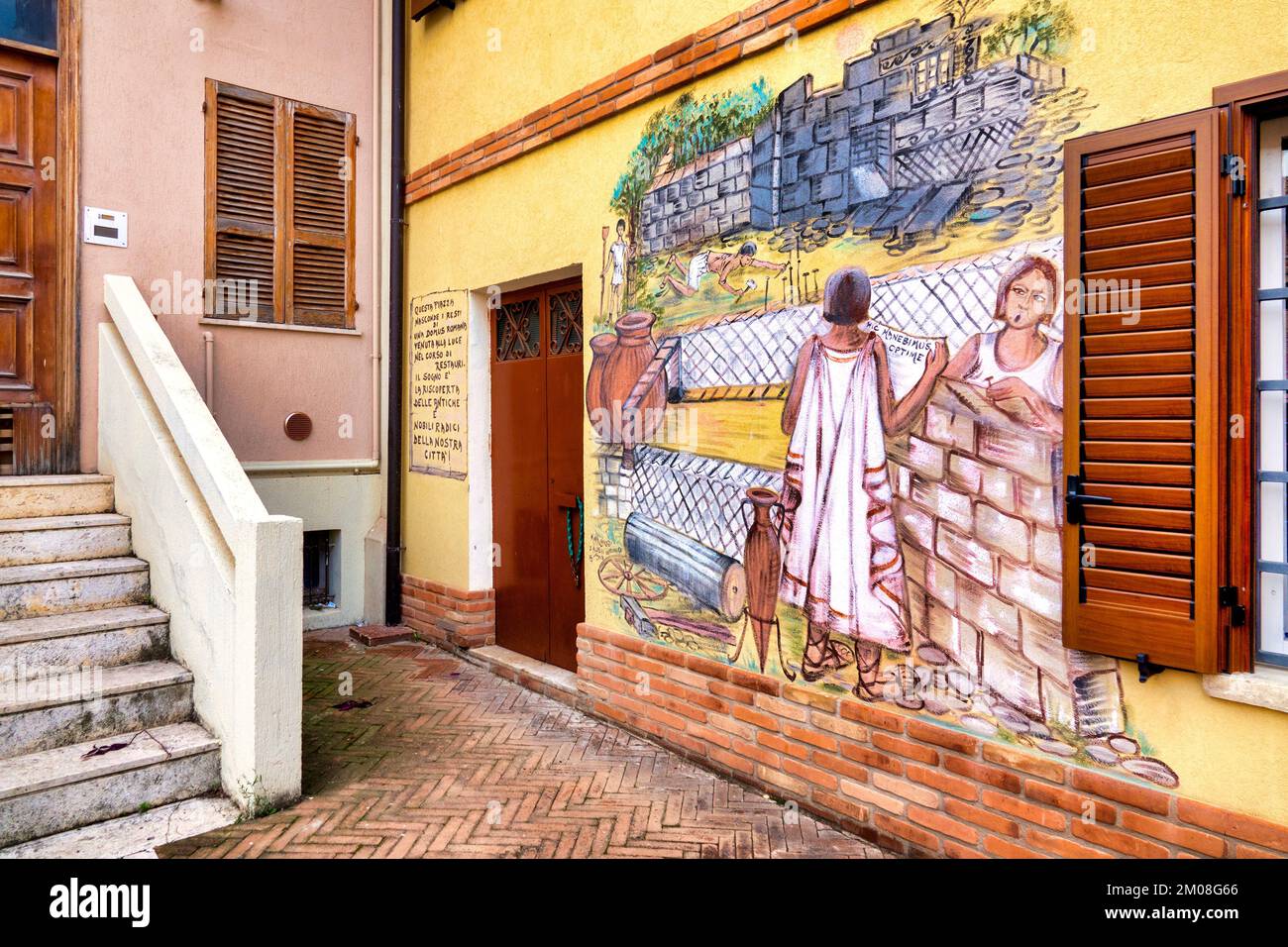 Wandbilder der Künstlerin Mira Cancelli zur Geschichte des Dorfes Cepagatti, Italien Stockfoto