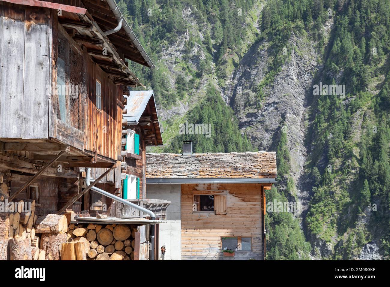 Holzhaus mit Brennholzvorrat in vrin, schweiz Stockfoto