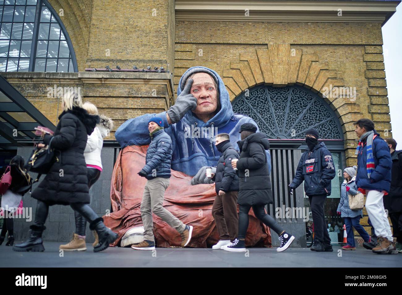 Obdachlose Wohltätigkeitskrisen enthüllen eine 4,3 Meter hohe hyperechte Skulptur einer Person, die Obdachlosigkeit erlebt, an der Londoner Station King's Cross in London. Foto: Montag, 5. Dezember 2022. Stockfoto