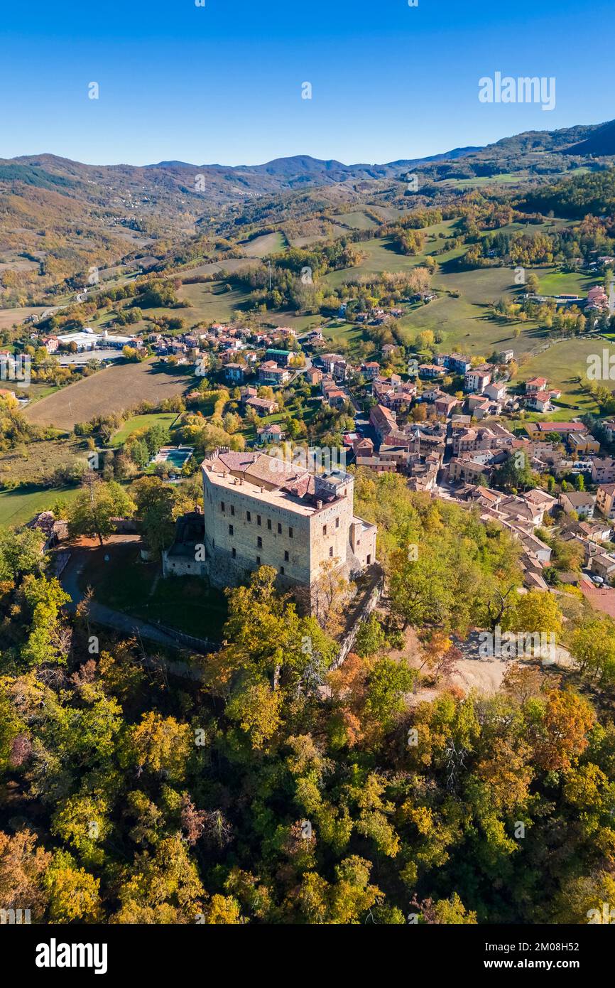 Der Castello dal Verme in der Stadt Zavattarello im Herbst aus der