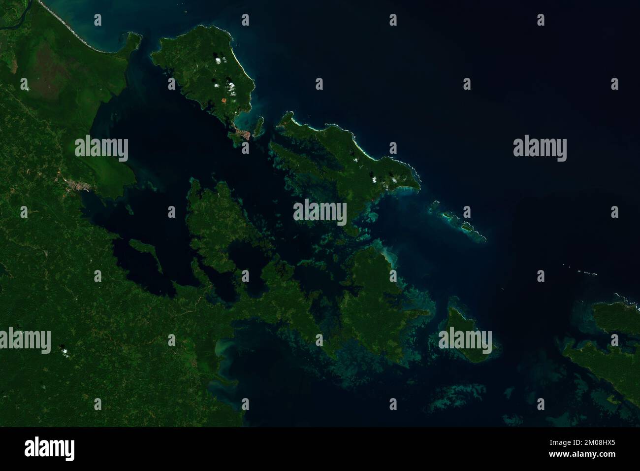 Hochauflösendes Satellitenbild des Archipels Bocas del Toro in Panama – enthält modifizierte Copernicus Sentinel-Daten (2022) Stockfoto