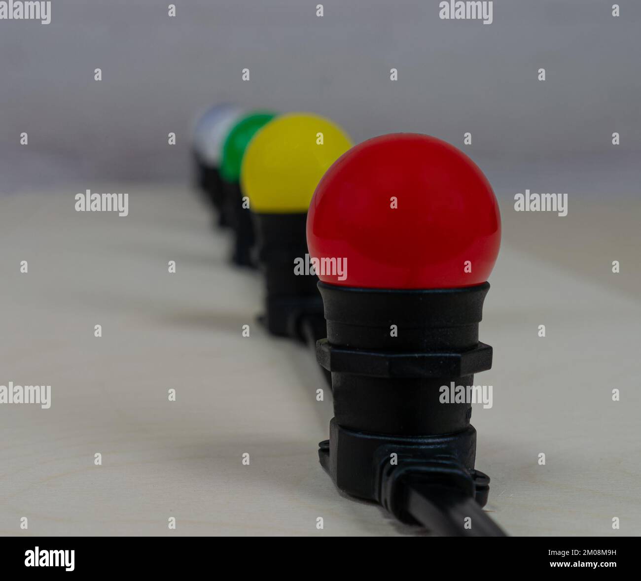 Weihnachtsgarland-Gürtelleuchte mit Lampen in verschiedenen Farben in Reihe Stockfoto