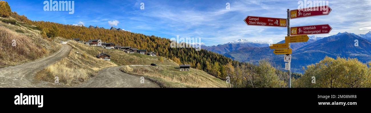 Wegweiser für Wanderungen und Mountainbikes, untere Feselalpe, Gampel, Wallis, Schweiz, Europa Stockfoto