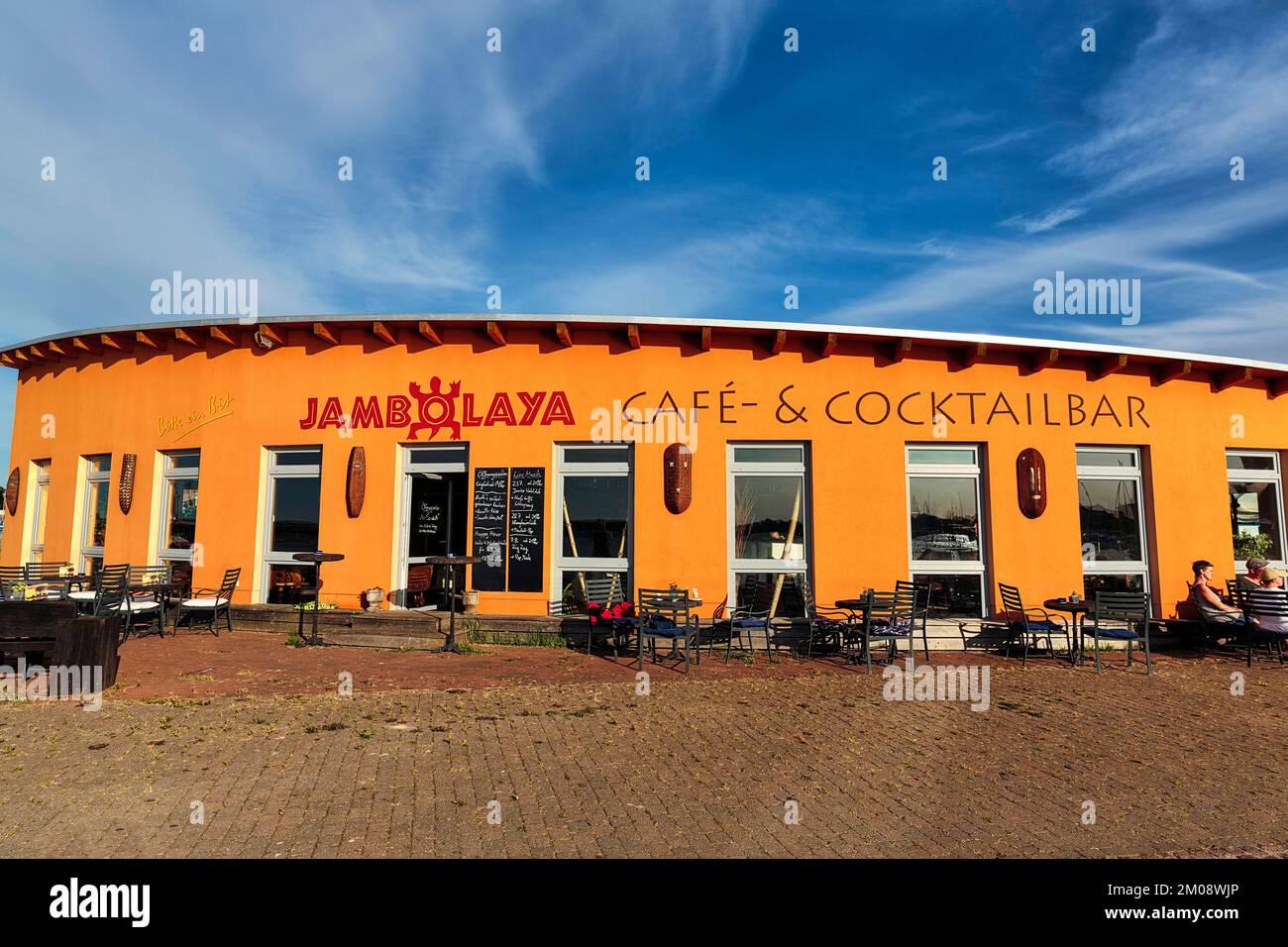 Farbenfrohes Café, Cocktailbar Jambolaya, Galerie, Dekoration mit westafrikanischem Kunsthandwerk im Hafen, Barth, Deutschland, Europa Stockfoto