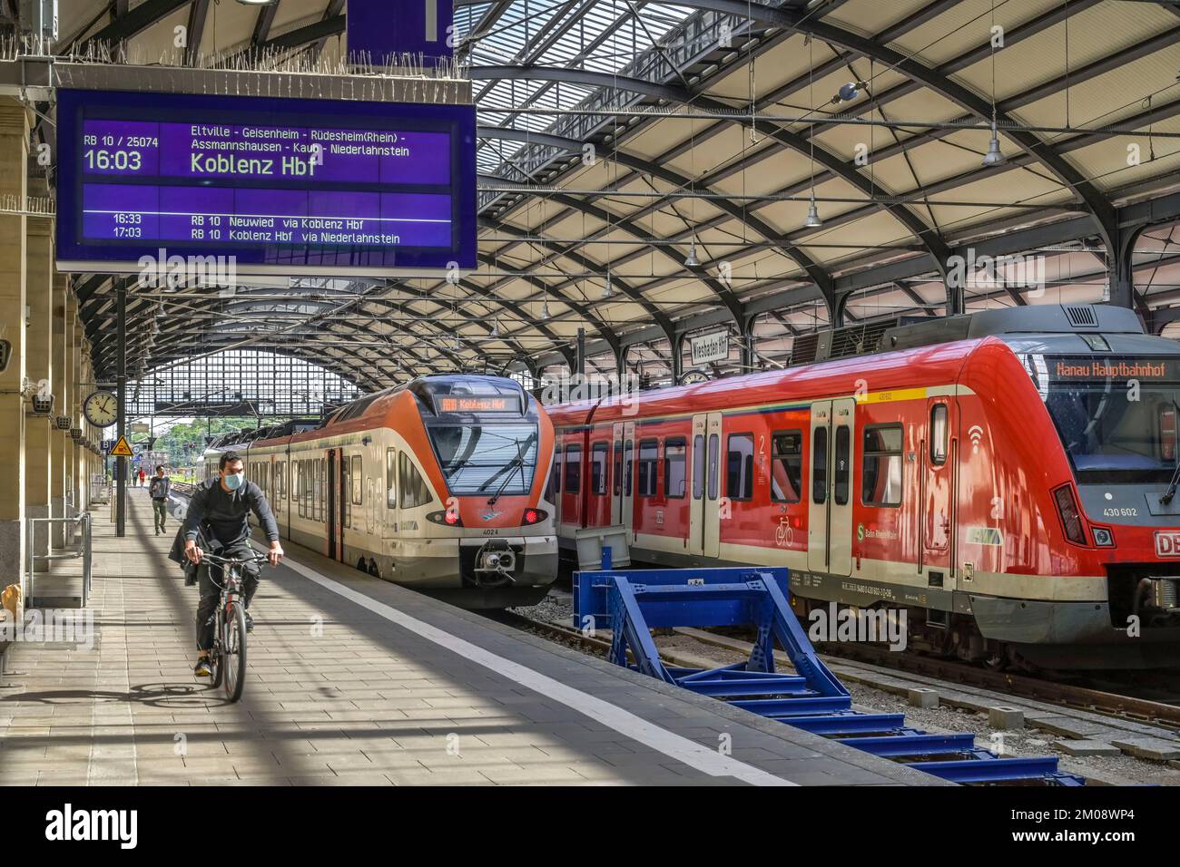 Regionalbahn, SBahn, Hauptbahnhof, Wiesbaden, Hessen, Deutschland