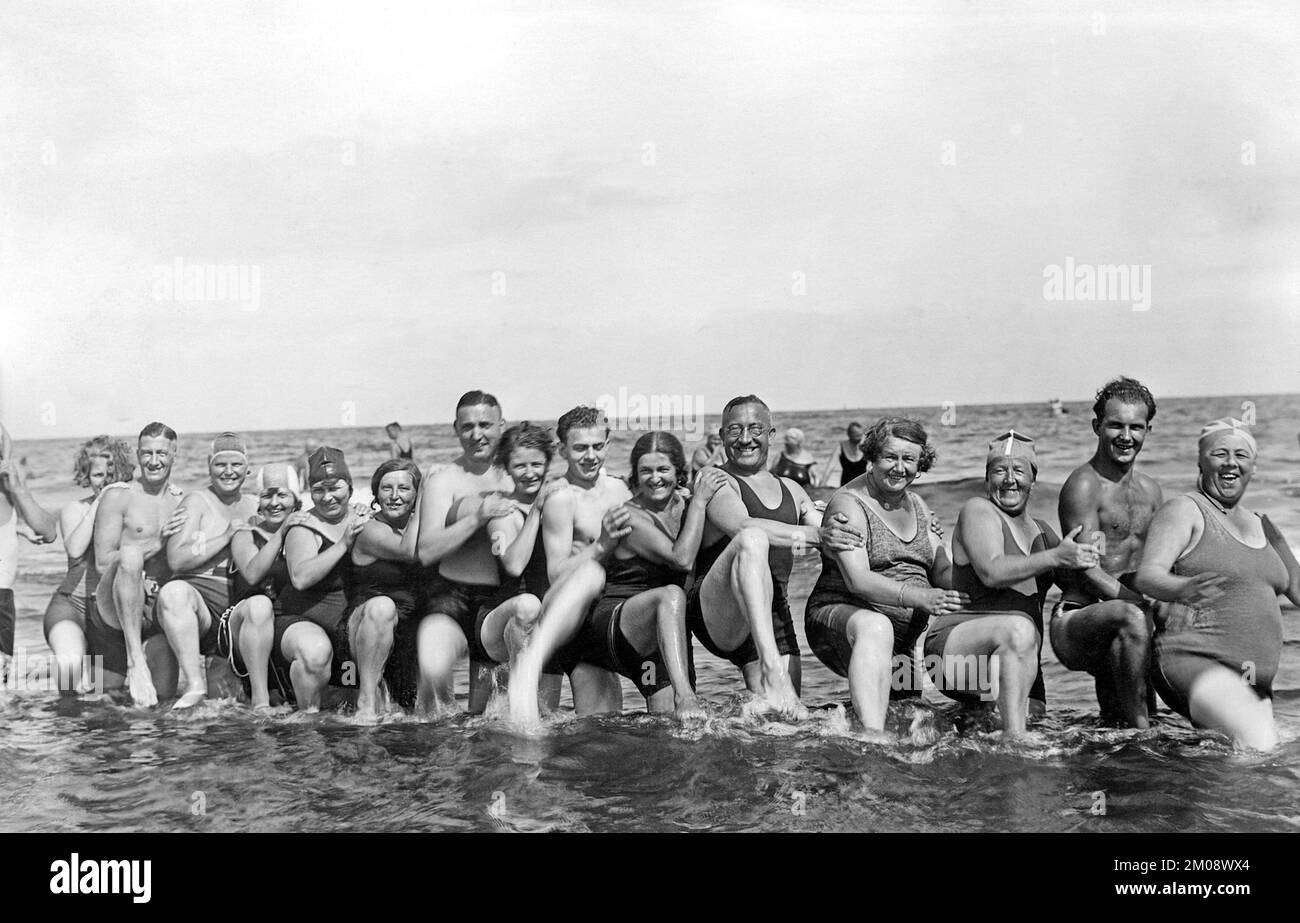 Badegruppe am Strand, lustig, lachen, Sommerferien, Urlaub, Joie de Vivre, ca. 1930er, Ostsee, Binz, Rügen, Mecklenburg-Vorpommern Stockfoto
