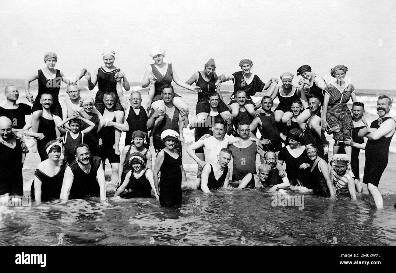 Badegruppe am Strand, im Wasser, Huckepack, Paare, lustig, Lachen, Sommerferien, Urlaub, Lebensfreude, um die 1920er, Ostsee, Binz, Stockfoto