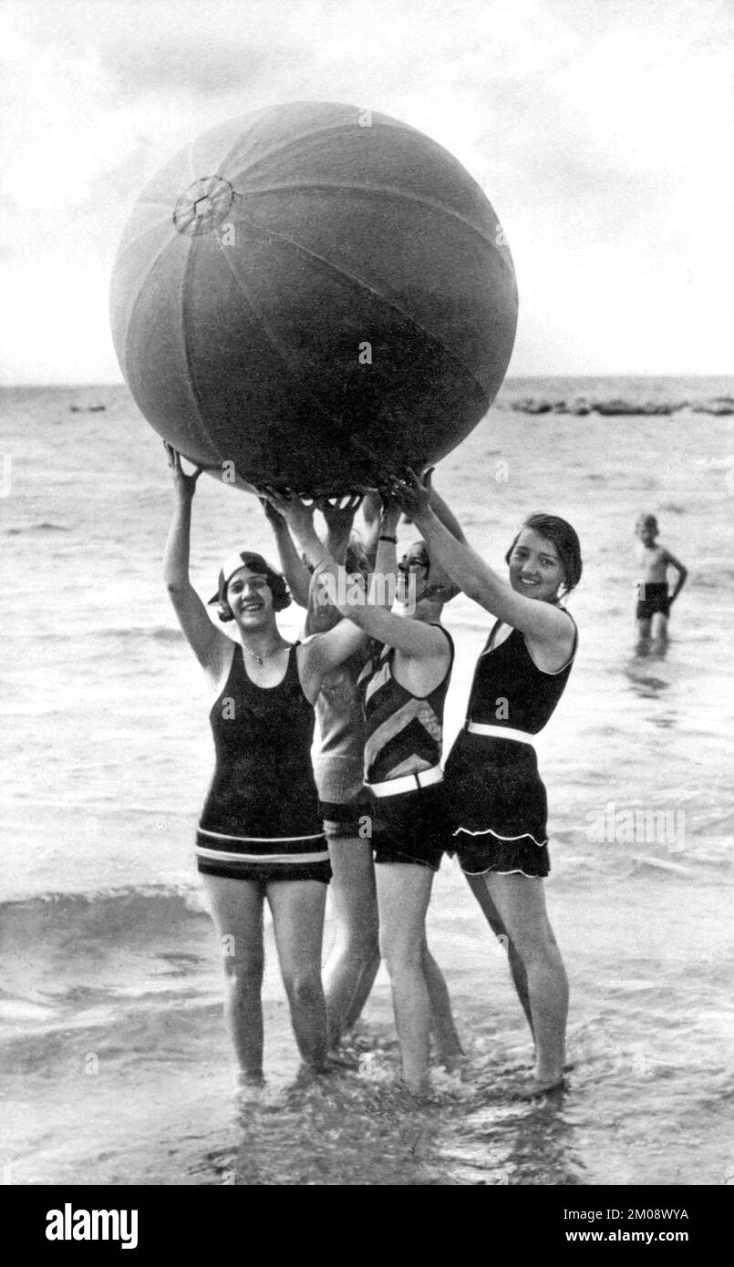Badegruppe am Strand, vier Frauen mit einem großen Ball, lustig, lachend, Sommerferien, Urlaub, Joie de Vivre, ca. 1930er, Ostsee, Rügen, Meck Stockfoto