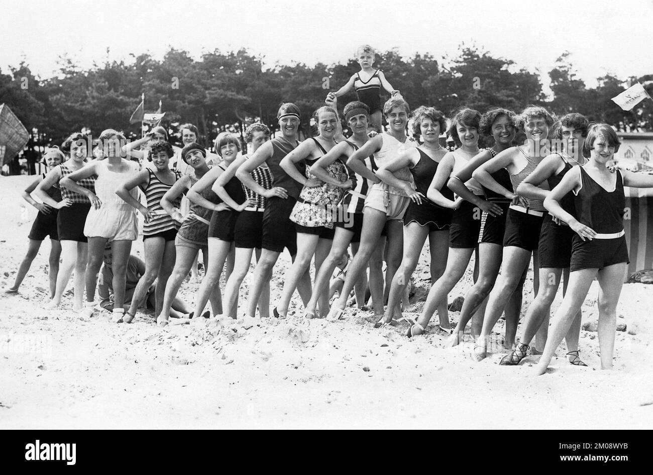 Badegruppe am Strand, Gruppe von Frauen, lustig, lachend, Sommerferien, Urlaub, Joie de Vivre, um 1920er, Ostsee, Rügen, Mecklenburg-West Stockfoto
