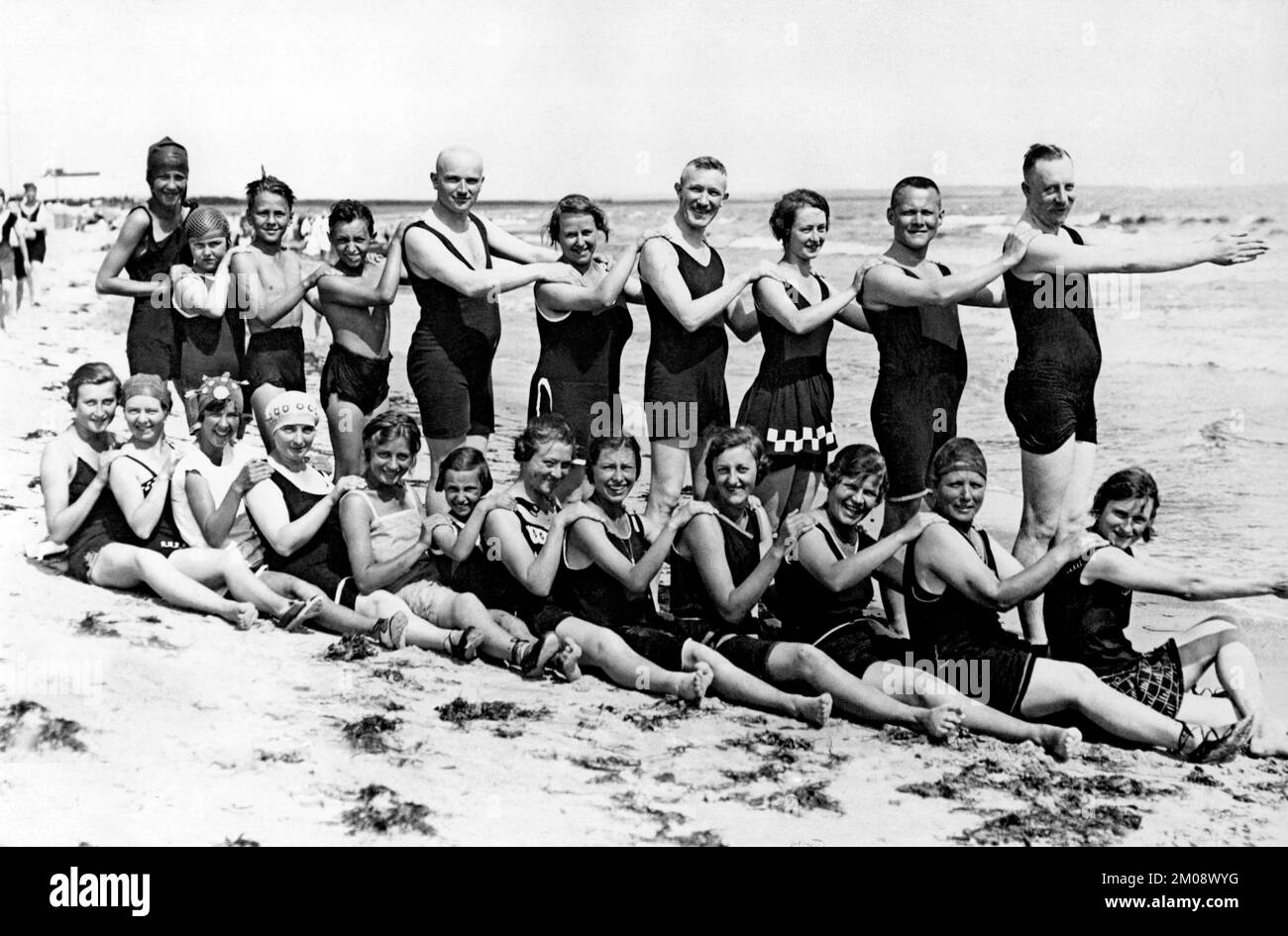 Badegruppe am Strand, lustig, lachen, Sommerferien, Urlaub, Joie de Vivre, ca. 1920er, Ostsee, Binz, Rügen, Mecklenburg-Westpomera Stockfoto