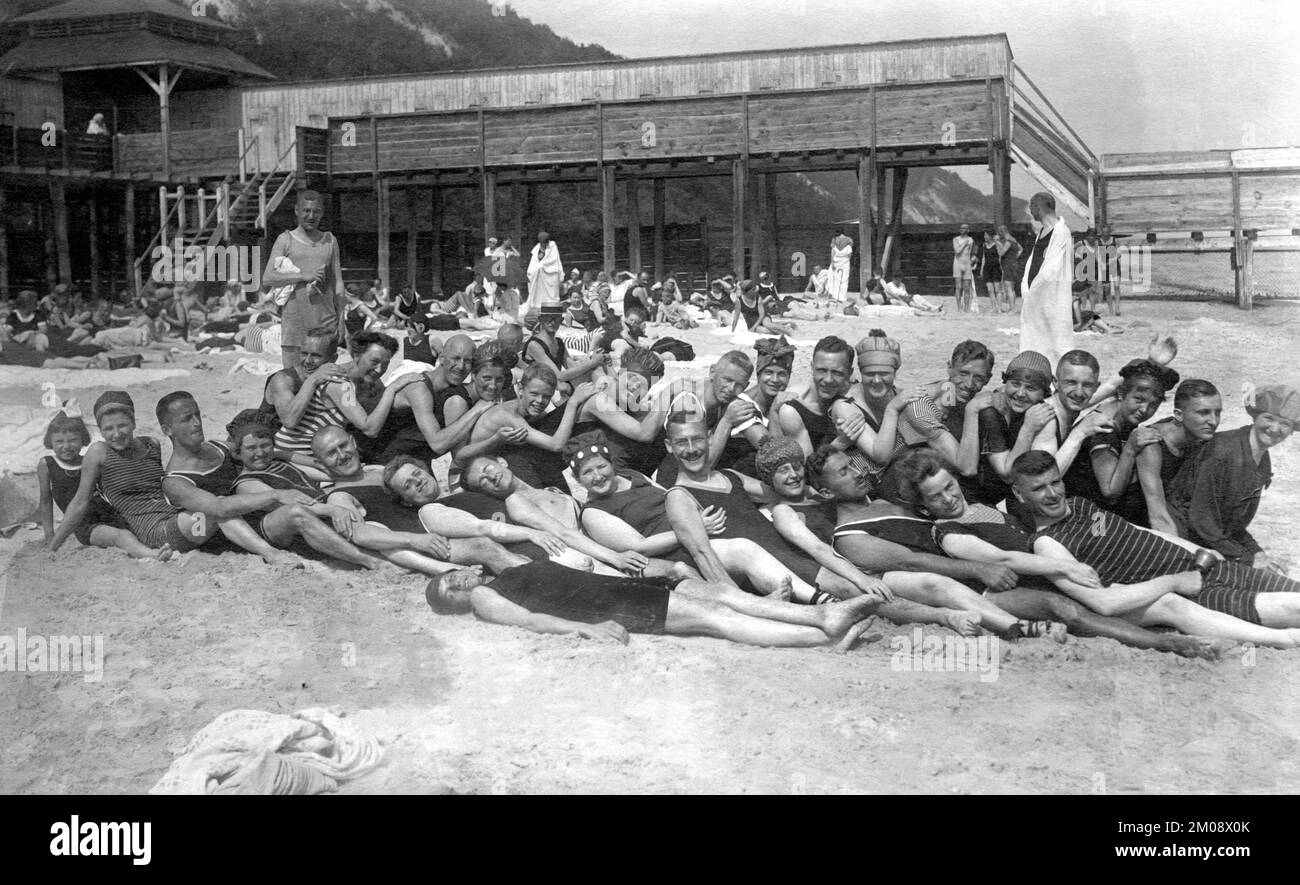 Badegruppe am Strand, lustig, lachen, Sommerferien, Urlaub, Joie de Vivre, ca. 1930er, Ostsee, Binz, Rügen, Mecklenburg-Vorpommern Stockfoto