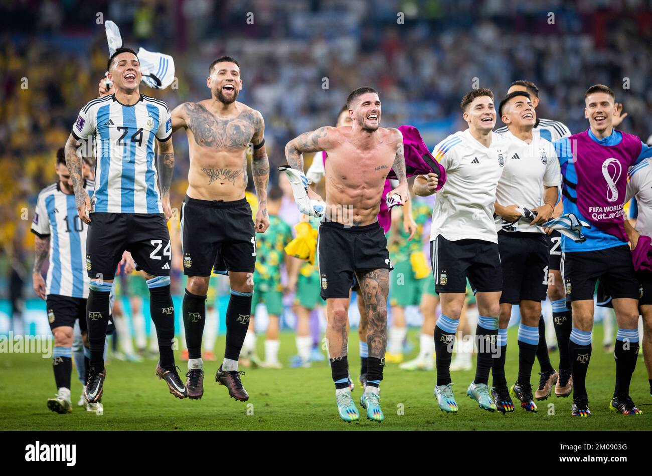 Doha, Katar. 3.. Dezember 2022. Enzo Fernandez (Arg), Nicolas Otamendi (Arg), Rodrigo de Paul (Arg), Paulo Dybala (Arg) Argentinien – Australien Argentinien Stockfoto