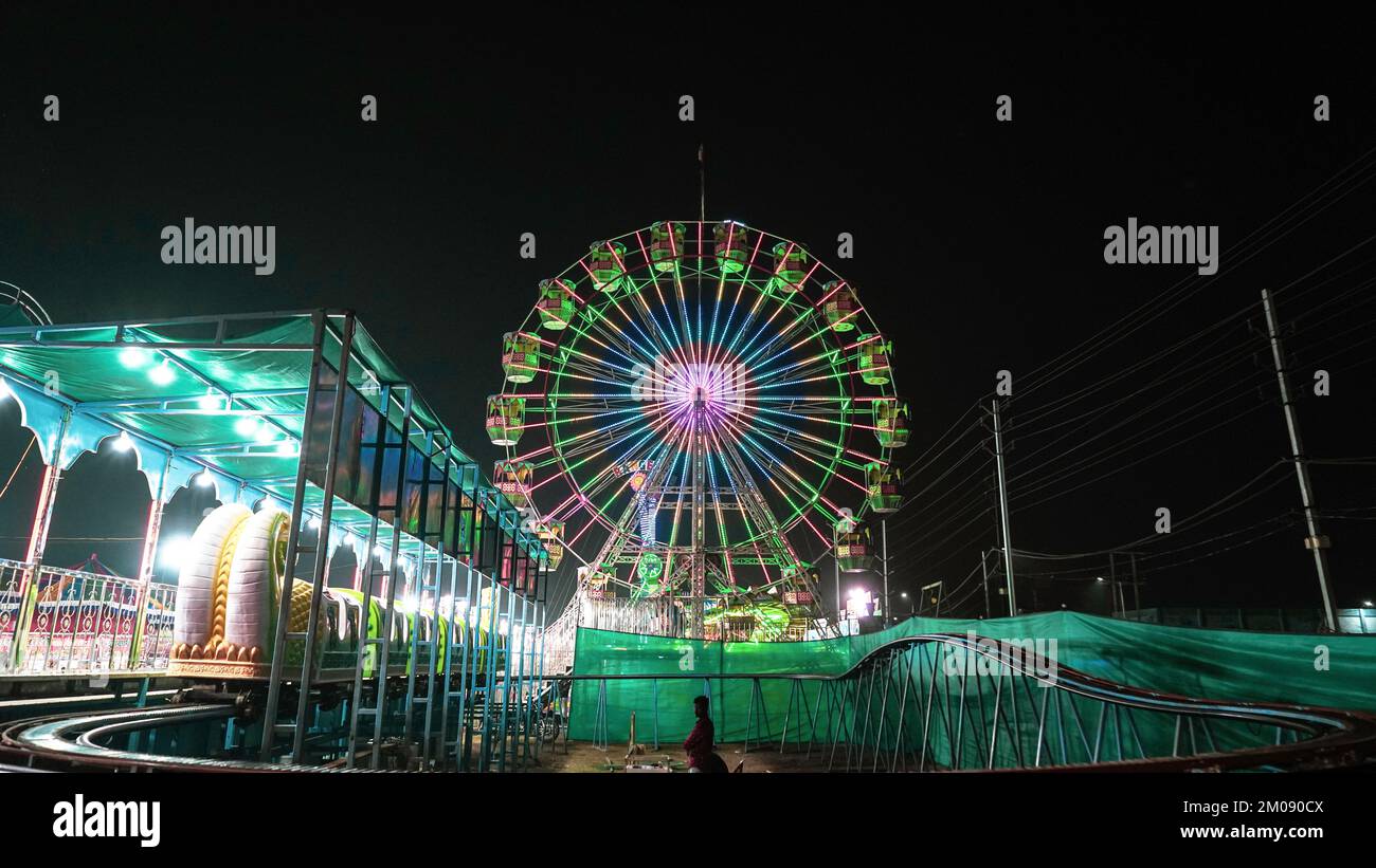Riesenrad mit grüner Beleuchtung auf einer Ausstellung der indianer bei Nacht Stockfoto