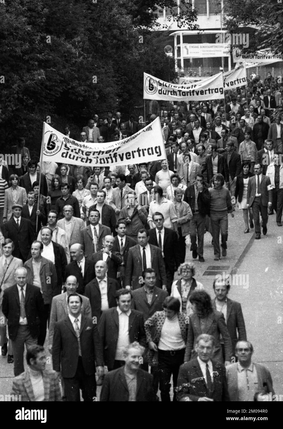 Der Streik des Chemie-, Papier- und Keramikarbeiterverbandes beginnt am 8.6.1971 in Köln mit einer großen Kundgebung, Streikfabriken und Streikdemonstrationen. Stockfoto