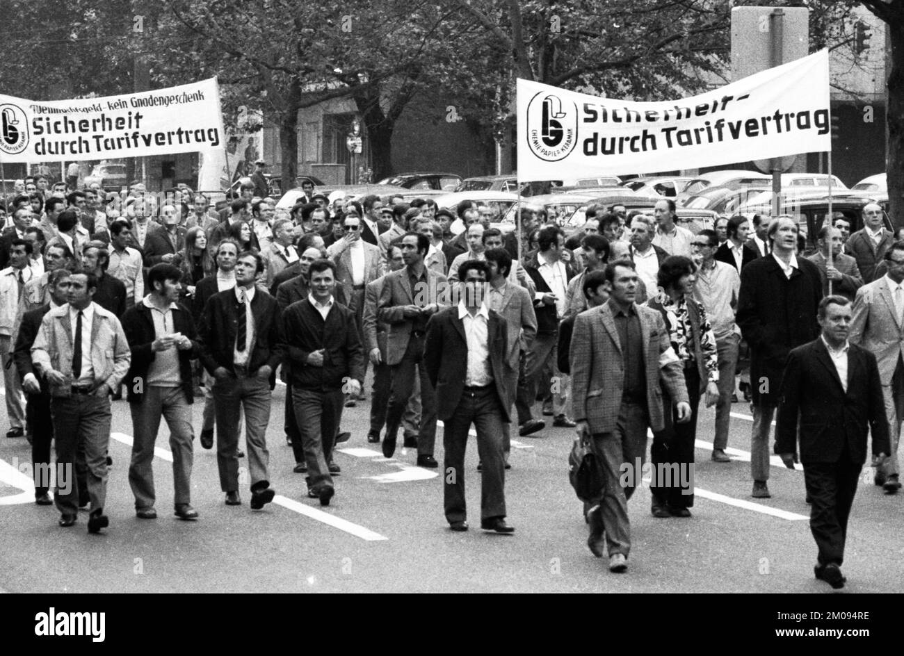 Der Streik des Chemie-, Papier- und Keramikarbeiterverbandes beginnt am 8.6.1971 in Köln mit einer großen Kundgebung, Streikfabriken und Streikdemonstrationen. Stockfoto