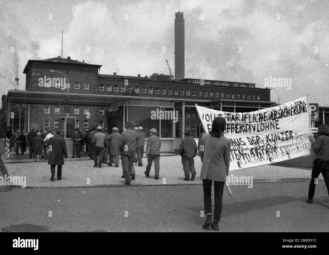 Arbeiter und Angestellte der Chemischen Werke Huels (CWH), hier in Marl am 30. Juni 1971, machten einen spontanen Streik und forderten eine Lohnerhöhung von 11%, Germa Stockfoto