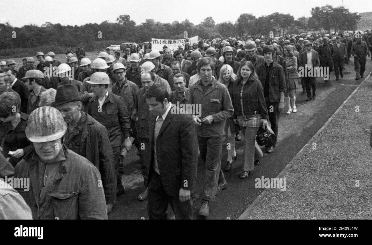 Arbeiter und Angestellte der Chemischen Werke Huels (CWH), hier in Marl am 30. Juni 1971, machten einen spontanen Streik und forderten eine Lohnerhöhung von 11%, Germa Stockfoto