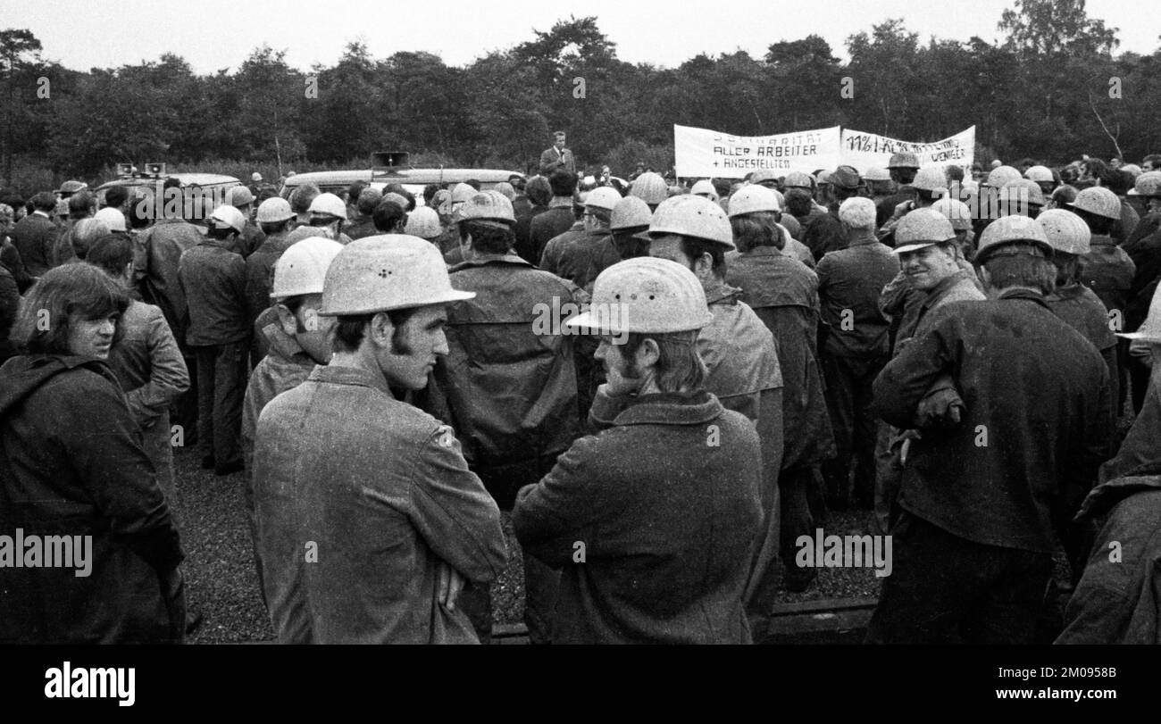 Arbeiter und Angestellte der Chemischen Werke Huels (CWH), hier in Marl am 30. Juni 1971, machten einen spontanen Streik und forderten eine Lohnerhöhung von 11%, Germa Stockfoto