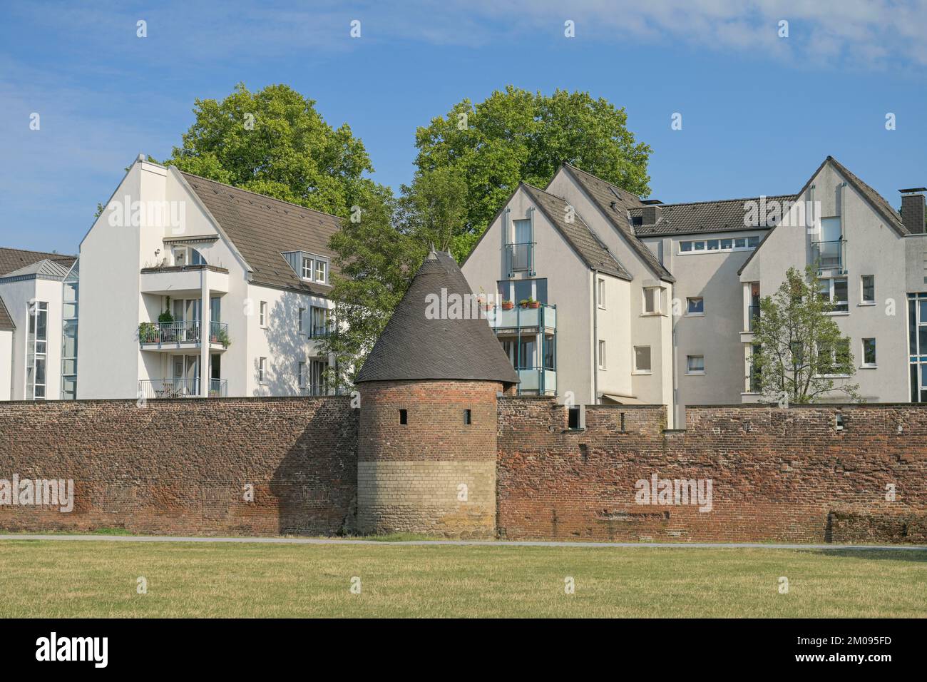 Altstadtpark, Alte Stadtmauer, Neubauten, Am Alten Wehrgang, Duisburg, Nordrhein-Westfalen, Deutschland Stockfoto