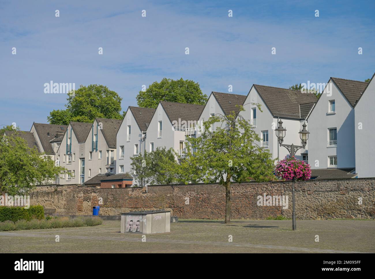 Altstadtpark, Alte Stadtmauer, Neubauten, Am Alten Wehrgang, Duisburg, Nordrhein-Westfalen, Deutschland Stockfoto
