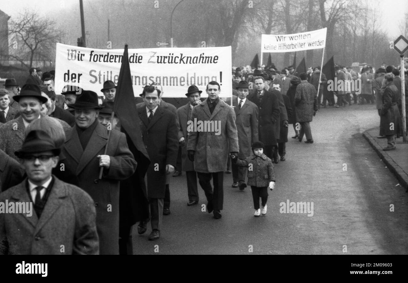 Mit schwarzen Flaggen demonstrierten Bergleute der Bismarck-Grube und ihre Angehörigen gegen die Schließung ihrer Grube am 19. Februar 1966, Deutschland, Stockfoto